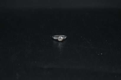 null Solitaire en or gris orné d'un diamant taille brillant ancienne calibrant environ...
