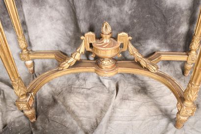 null Console en bois doré et sculpté de style Louis XVI, reposant sur un piètement...