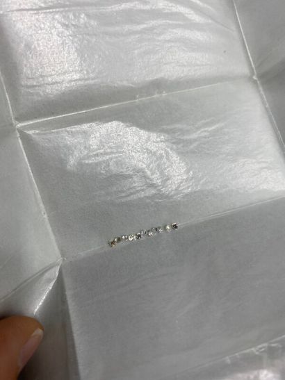 null * Réunion de 10 plis contenant des diamants de : 

- 1 mm de diamètre pour 0,84...