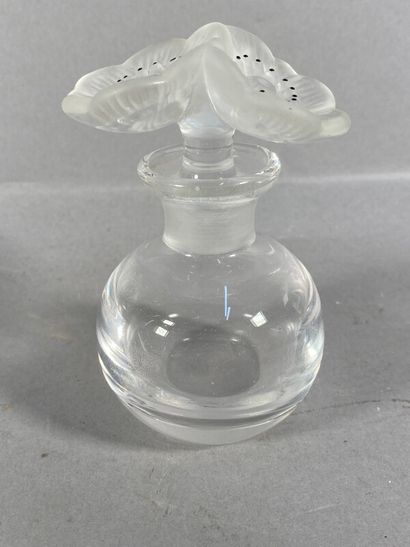 null LALIQUE France. Flacon en cristal bouchon à décor de deux fleurs H: 10,5 cm