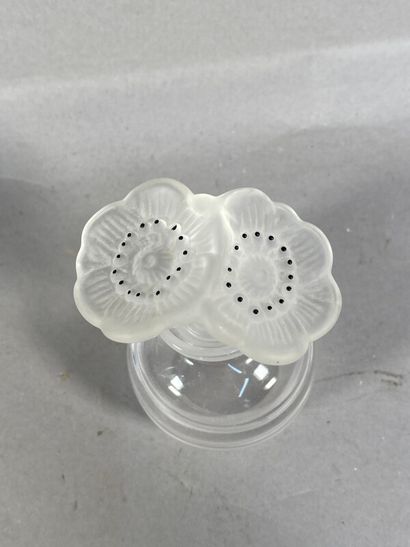 null LALIQUE France. Flacon en cristal bouchon à décor de deux fleurs H: 10,5 cm