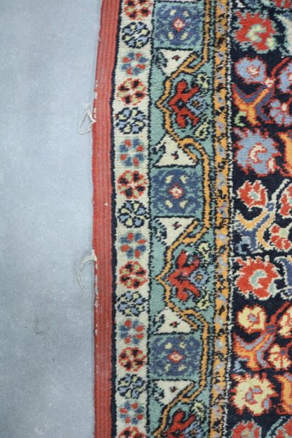 null TAPIS en laine polychrome à décor de motifs floraux 

290 x 207 cm

(Usures...