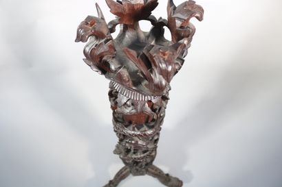 null Sellette en bois sculpté tripode à décor de dragons - H. 112 cm - Ø. 22 cm