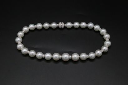 null * Collier de 27 perles de culture des Mers du Sud, (15 mm à 18,3 mm), le fermoir...