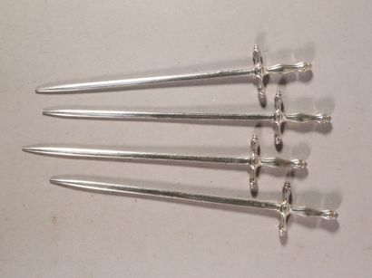 null Quatre piques à brochettes en métal argenté en forme d'épée - L. 22 cm
