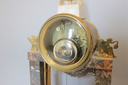 null Une pendule début XIXe en marbre et bronze doré, cadre signé MOLLARD à Gren...