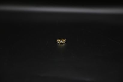 null Bague en or jaune (750) orné d'un diamant central rond brillant d'environ 0.2...