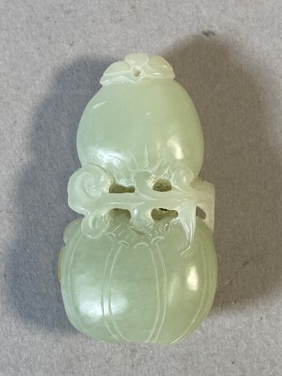 null Pendentif en jade céladon à décor d'une courge - Chine XIXe - XXe L: 5,5 cm...