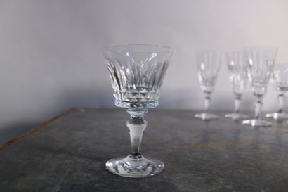 null * BACCARAT, service de verres en cristal modèle Piccadilly comprenant 26 verres...
