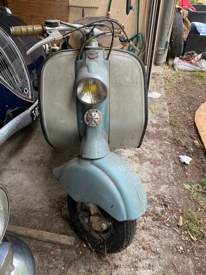  LAMBRETTA type LAM 125LD de1954, scooter 125 cm3 mono 2 tems de couleur bleue, sellerie...