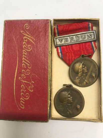 null 1914 - 1918 :

Médaille de Verdun : 2 Vernier - 1 ruban avec barrette dans une...