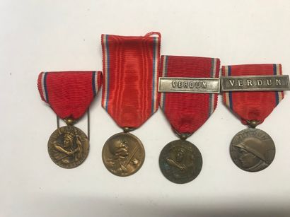 null 1914 - 1918 :

Médaille de Verdun : 4 modèles par Vernier - Revillon (2) et...