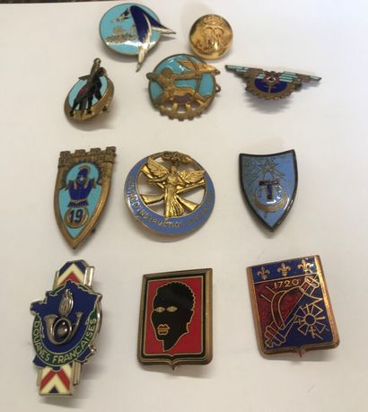 null INSIGNES :

Lot of 10 miscellaneous badges and a royal livery button