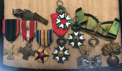 null FRANCE :

Lot: military decorations and miscellaneous (+ 10 pieces)