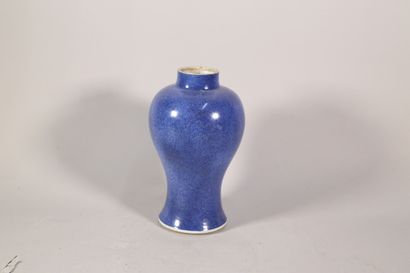 null Vase balustre en porcelaine bleu trace de décor poudré or

marque au dessous...