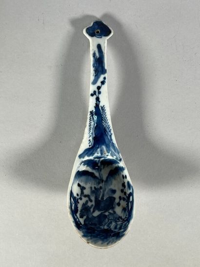 null * Cuillère en porcelaine blanche décor en bleu l: 21,5 cm