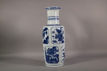 Chine - Vase en porcelaine bleu et blanc...