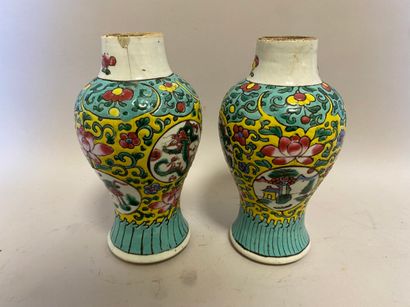 null Paire de vases de forme balustre à décor de fleurs 

H. 19 cm

fêle et restauration...