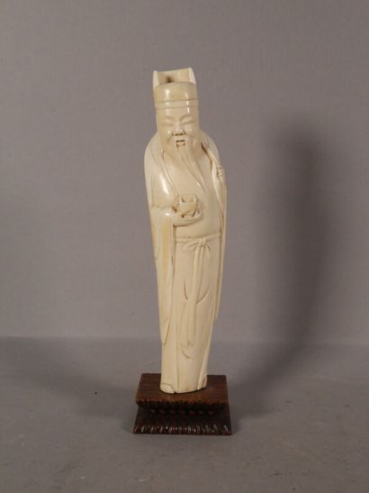 null CHINE - XIXe siècle

Statuette en ivoire à patine jaune, dignitaire debout,...