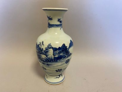 null Chine - Vase bleu blanc à décor de paysages - H. 24 cm