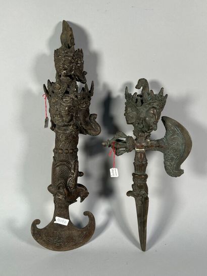 null TIBET - XXe siècle - Phurbu et karrtrka en bronze, les manches ornés de têtes...