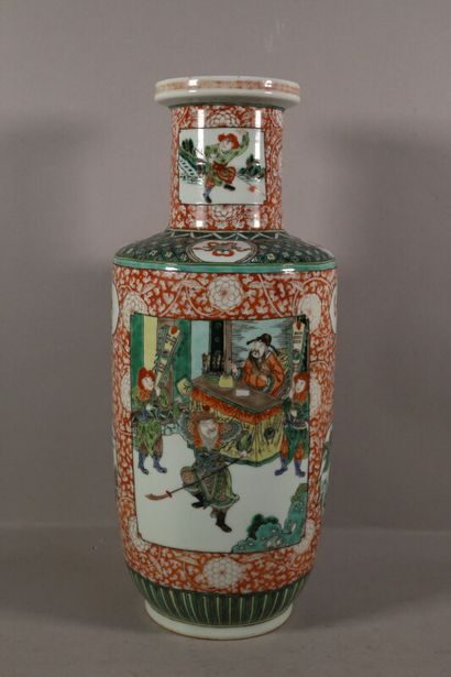 null Grand vase rouleau en porcelaine famille verte décor en réserve - H. 46 cm