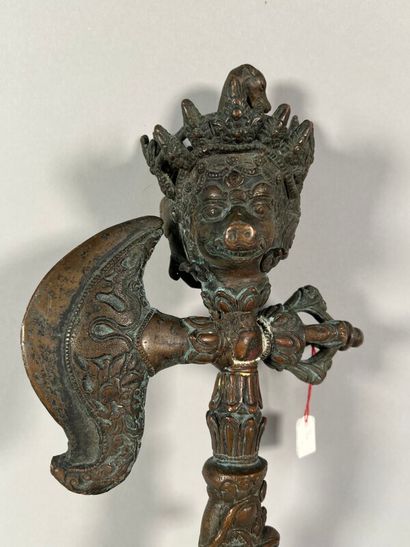 null TIBET - XXe siècle - Phurbu et karrtrka en bronze, les manches ornés de têtes...