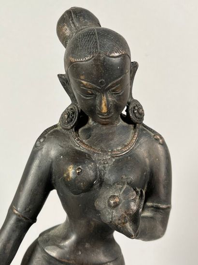 null * Divinité Hindoue femme à la fleur, sujet en bronze H: 38 cm