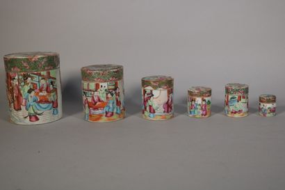 null CHINE, Canton

Six pots couverts gigognes en porcelaine à décor polychrome de...