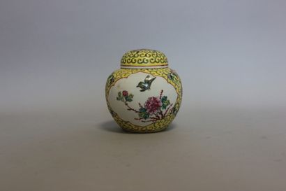 null Un pot couvert en prcelaine de Chine décor floral et oiseaux fond jaune et cartouches...