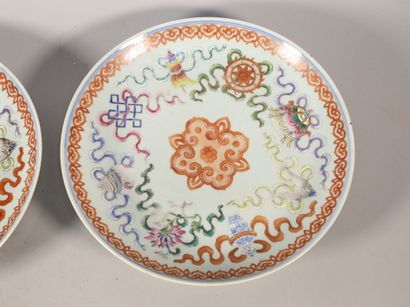 null Paire de plats en porcelaine à décor polychrome - Ø. 26 cm (toutes petites égrenures...