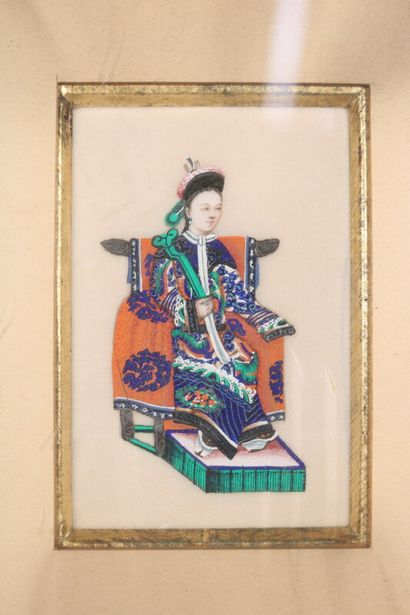 null CHINE

Deux peintures sur papier de riz représentant une femme assise sur un...