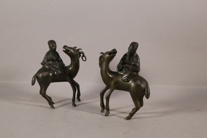 null Paire de brûle parfum en bronze figurant deux cavaliers

XVIIIe

H. 16 cm