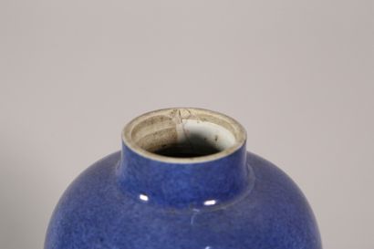 null Vase balustre en porcelaine bleu trace de décor poudré or

marque au dessous...