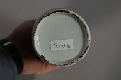 null CHINE, Canton

Vase couvert de forme balustre en porcelaine émaillée polychrome...