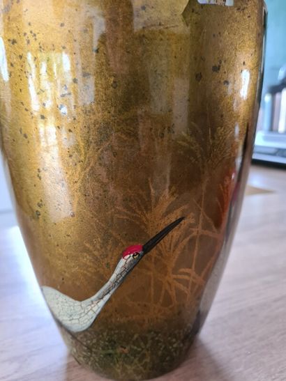 null Un vase en laque asiatique à décor d'échassiers h : 23 cm diam 17 cm (accidents...