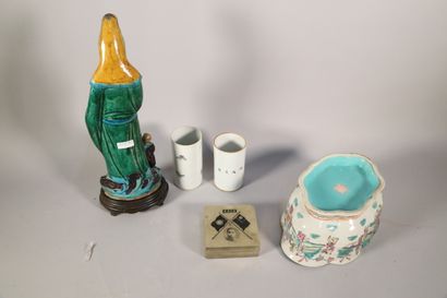 null Sujet Femme et enfant en céramique polychrome, deux vases rouleaux en porcelaine,...