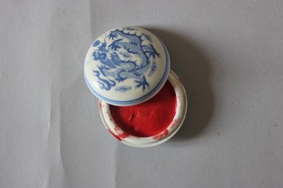 null Boite à cire en porcelaine de Chine à décor de dragon en camaieu bleu (Ø. 6,7...