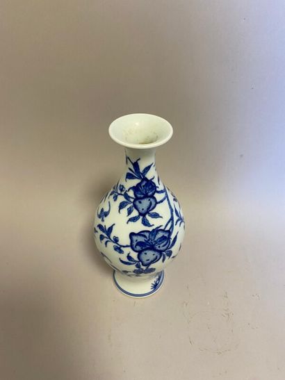 null Chine - Vase à décor bleu blanc de pêche - H. 20 cm