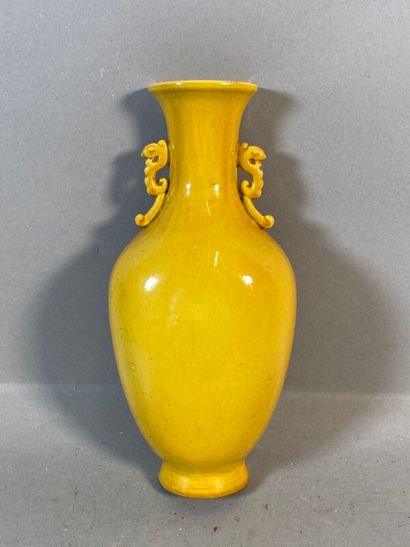 null Vase en porcelaine jaune en applique, marque apocryphe - Première moitié du...