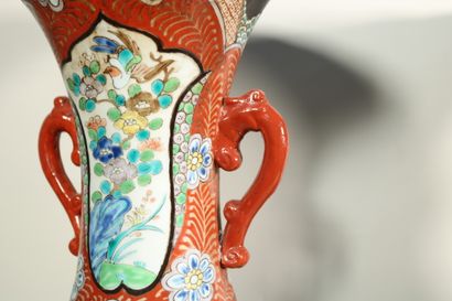 null Paire de vases porcelaine du Japon de forme balustre, col corolle, à décor de...