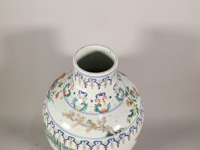 null Vase en porcelaine de forme balustre à décor de personnages H. 35 cm