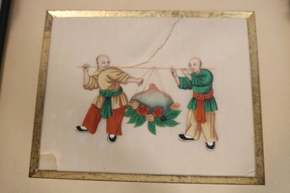 null CHINE, 

Trois peintures sur papier de riz représentant la ceuillette des feuilles...