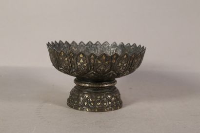 null THAILANDE - XIXe siècle

Coupe en argent incrusté de cuivre doré en forme de...