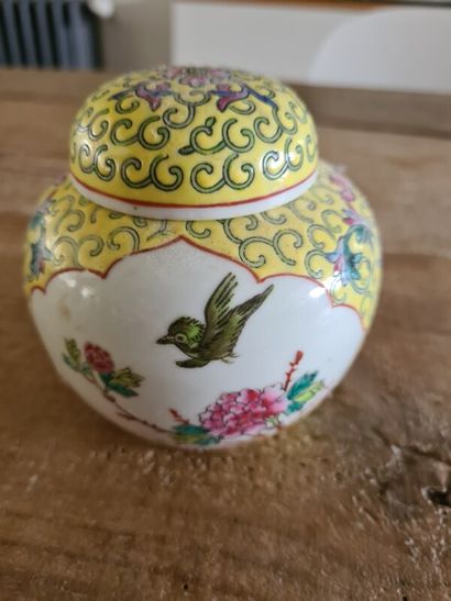 null Un pot couvert en prcelaine de Chine décor floral et oiseaux fond jaune et cartouches...