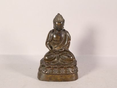 null CHINE - XVIIe siècle

Statuette d'Amithaba en bronze à patine brune à traces...
