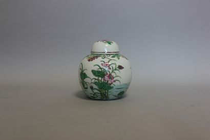 null Un pot couvert en porcelaine de Chine décor floral sur fond blanc h: 12,5 c...