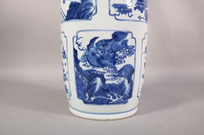 null Chine - Vase en porcelaine bleu et blanc à décor des objets, des lettres et...