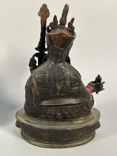 null TIBET - XXe siècle - Deux statuettes en bronze à patine brune, Vijnaya à, trois...