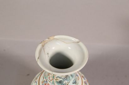 null Vase de forme balustre cassé recollé - H. 18 cm